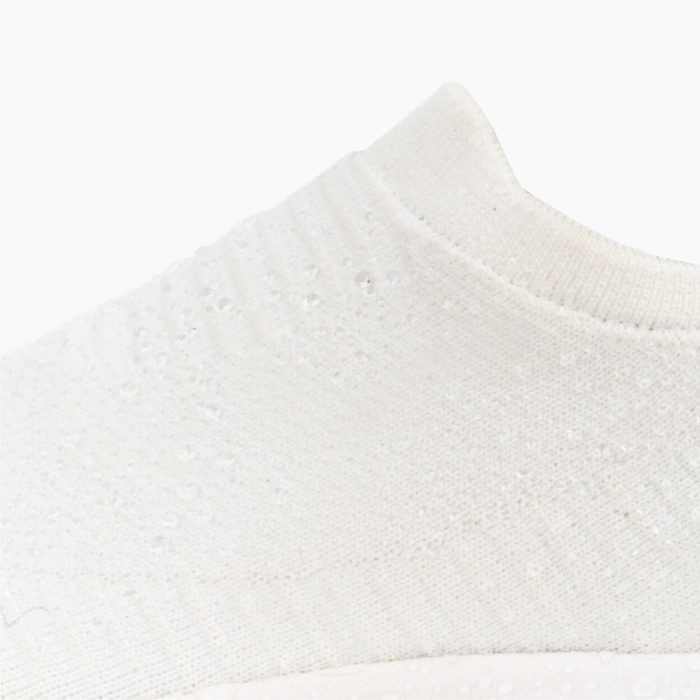 EverydayMove-SlipOn-Oasis-DetailShot-Water-Mid.jpg