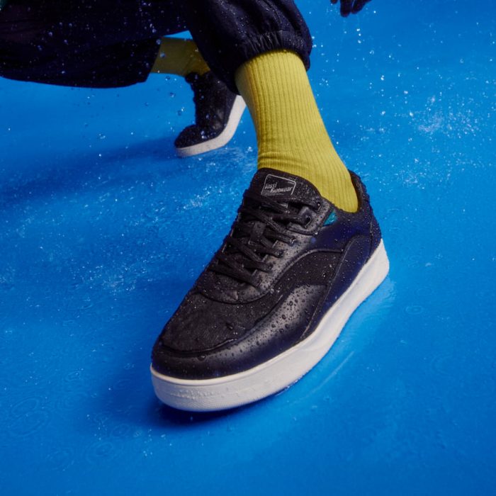 Lifestyle_Courtside_Classic_Black_Offwhite_47205f2a-6505-47ec-87b4-80b94344fb85-1.jpg
