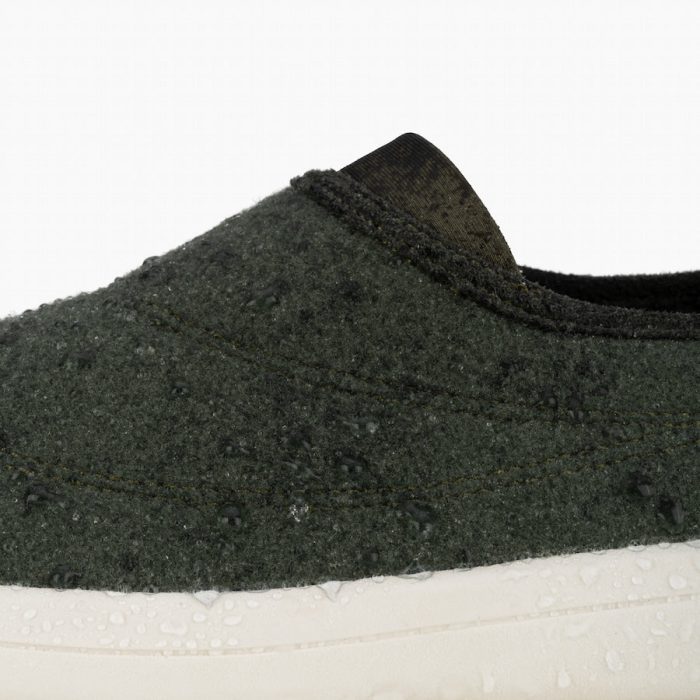 Optimized_SundaySlipper-SpruceGreen-DetailShot-Water-Mid.jpg