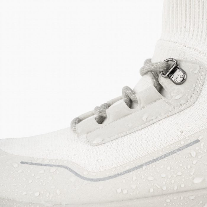 Stormburst-DuneBeige-DetailShot-Water-Midoptimized.jpg