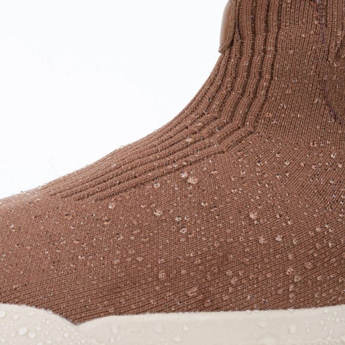 WeekendChelseaBoot-CaramelBrown-DetailShot-Water-Mid_0dd8579a-7c13-466b-b863-7f6daef8c345.jpg