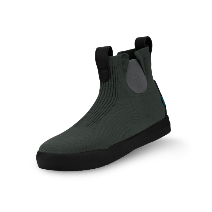 WeekendChelseaBoot-Pine_Black-3_4View-Transparent-WithShadow.png