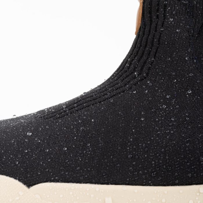 WeekendChelseaBoots-AsphaltBlack-DetailShot-Water-Mid_15b67d03-1d13-41c3-8a6d-763017fbb235.jpg