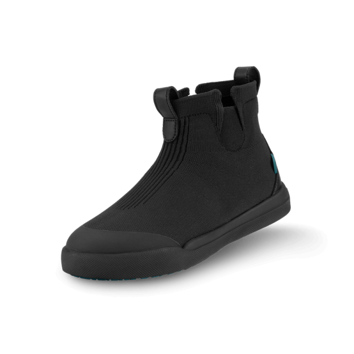 WeekendChelseaKidsBoots-BlackonBlack-3_4View-Transparent-WithShadow-1.png