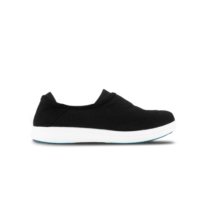 WeekendCozySlipper-Black-RightSideView-Transparent-WithShadow_344c3312-d7a3-4594-aaa7-f359e22479d9.png