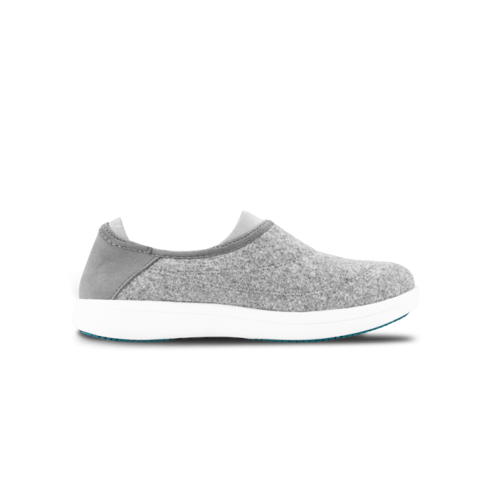 WeekendCozySlipper-Grey-RightSideView-Transparent-WithShadow.png