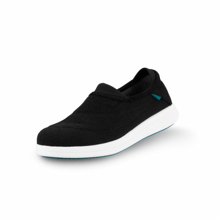 WeekendCozySlippers-Black-3_4View-WhiteBG-WithShadow_c32b52b0-9c9b-4898-a432-a59b54175265.jpg