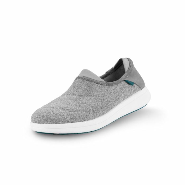 WeekendCozySlippers-Grey-3_4View-WhiteBG-WithShadow.jpg